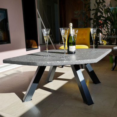 Table basse intérieur en coulis minéral micro-terrazzo gris