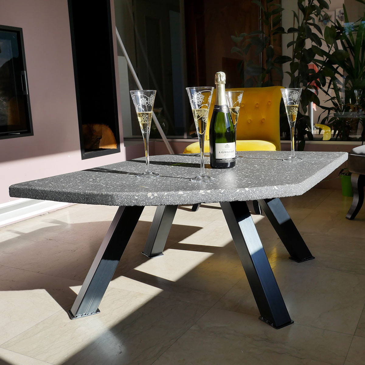 Table basse intérieur en coulis minéral micro-terrazzo gris