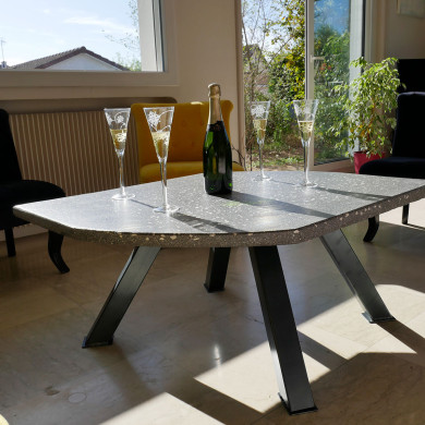 Table basse intérieur en coulis minéral micro-terrazzo gris