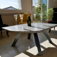 Table basse intérieur en coulis minéral micro-terrazzo gris