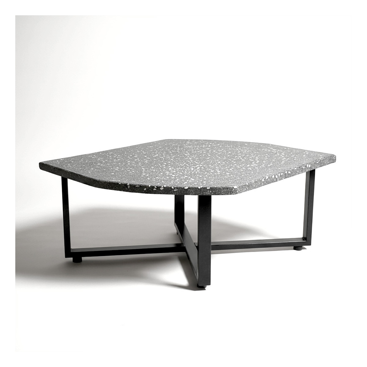Table basse intérieur en coulis minéral micro-terrazzo gris