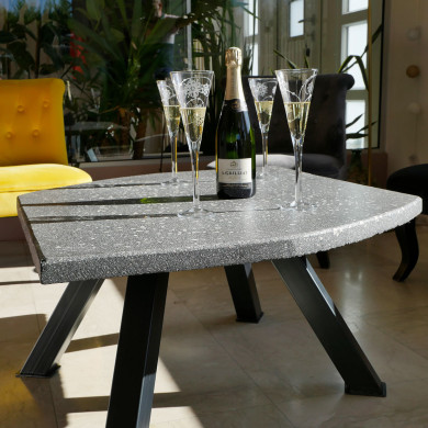 Table basse intérieur en coulis minéral micro-terrazzo gris