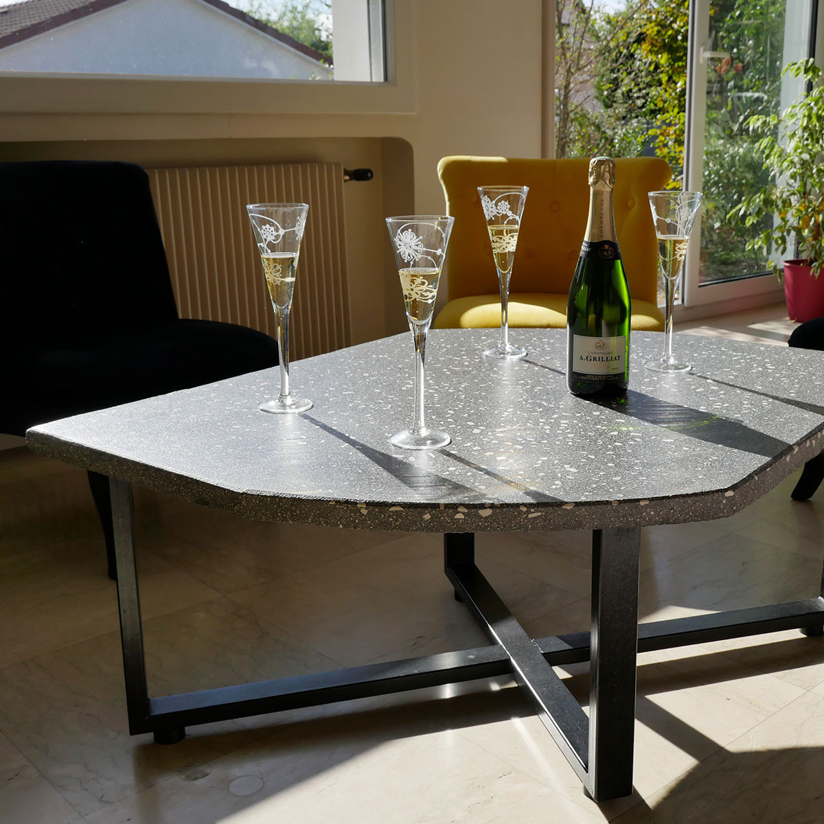 Table basse intérieur en coulis minéral micro-terrazzo gris pied noir type 2