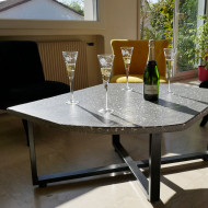 Table basse intérieur en coulis minéral micro-terrazzo gris pied noir type 2