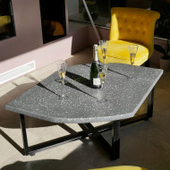 Table basse intérieur en coulis minéral micro-terrazzo gris pied noir type 2