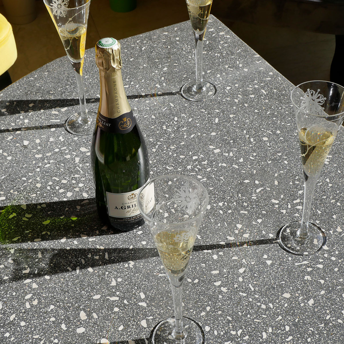 Plateau de table basse intérieur en coulis minéral micro-terrazzo gris