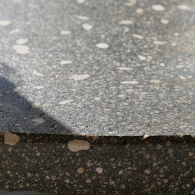 Plateau de table basse intérieur en coulis minéral micro-terrazzo gris