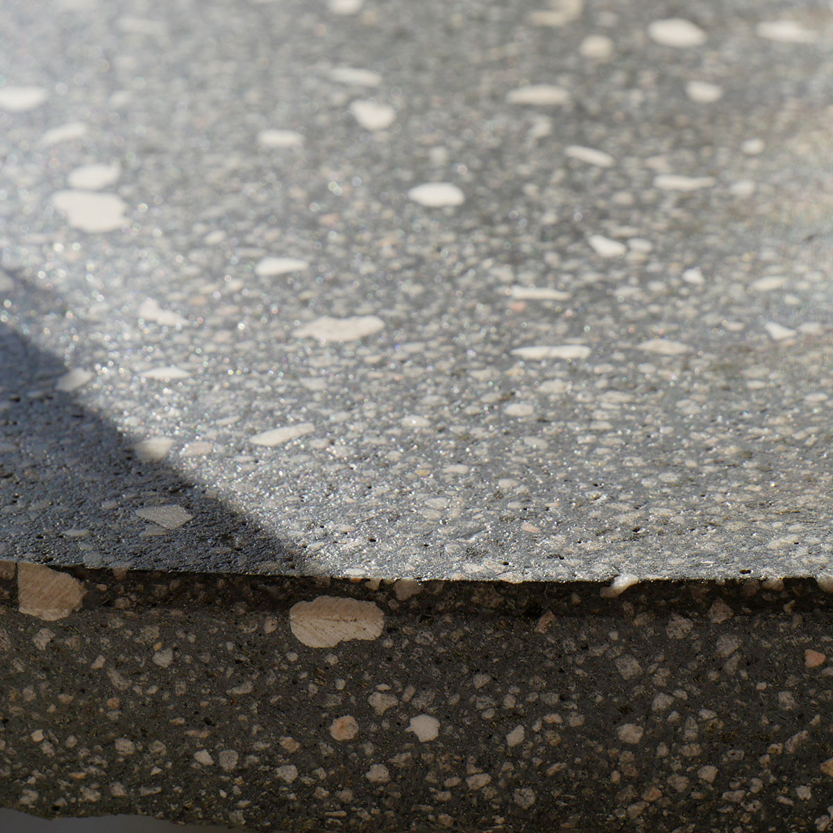 Plateau de table basse intérieur en coulis minéral micro-terrazzo gris