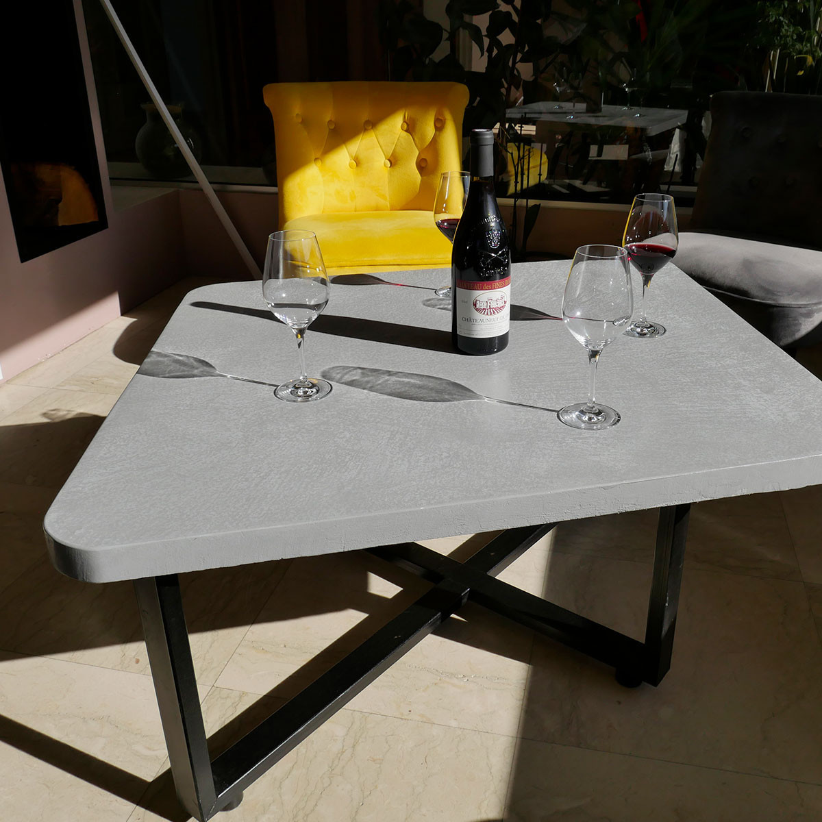 Table basse d'intérieur avec plateau en béton ciré de coloris gris moyen vue avant