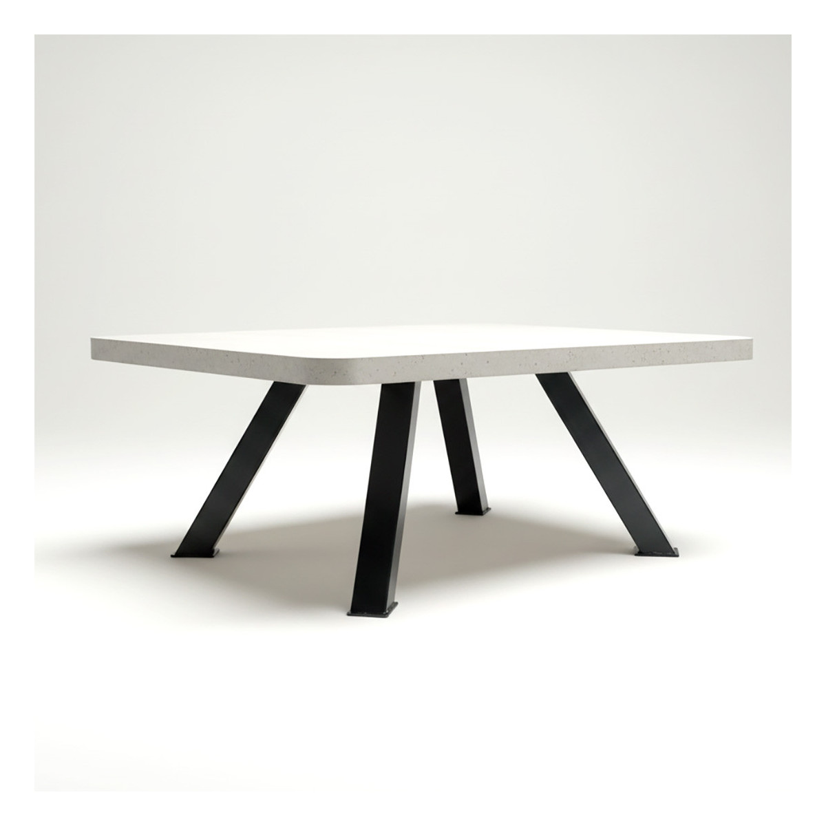 Table basse d'intérieur avec plateau en béton ciré de coloris gris moyen