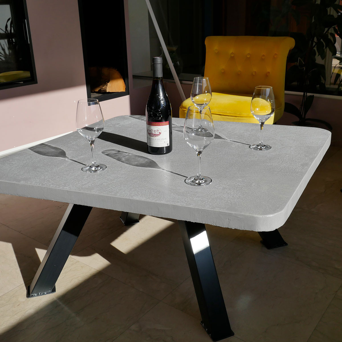 Table basse d'intérieur avec plateau en béton ciré de coloris gris moyen pied type 1