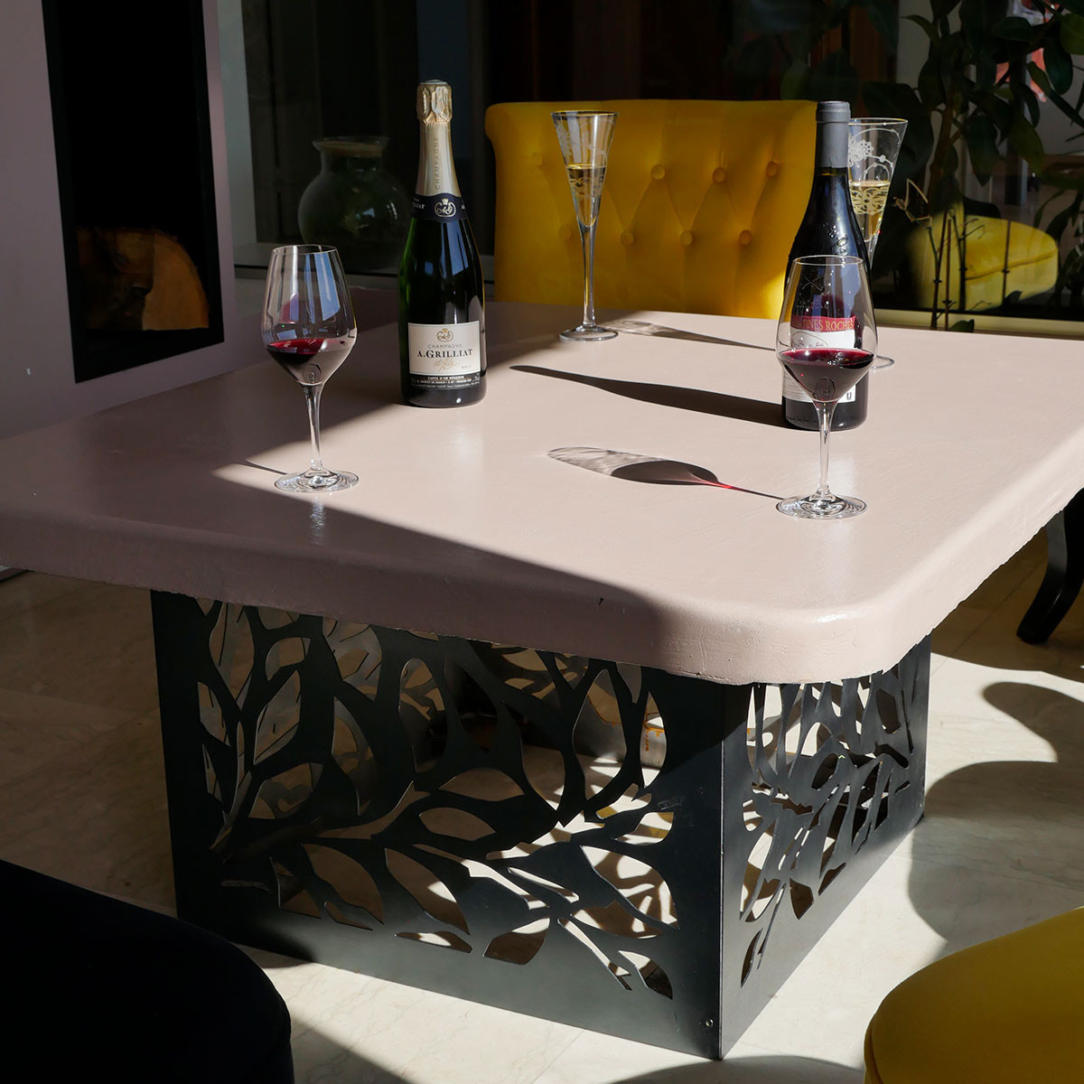 Table basse d'intérieur "Essence minérale" en béton ciré - Vue avec accessoires
