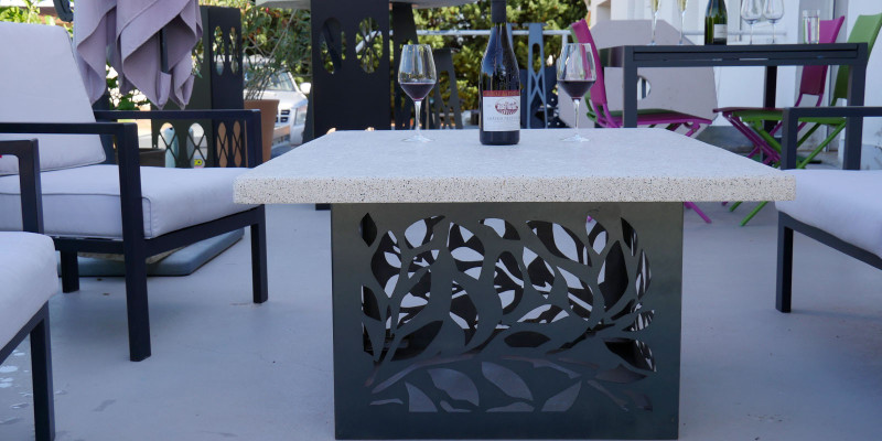 Table basses pour l'extérieur en coulis minéral veiné beige granité noir