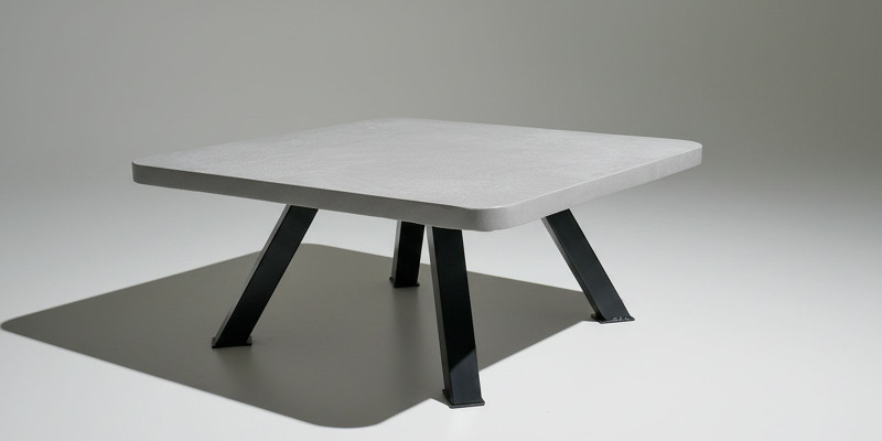 Table de salon en béton ciré gris clair