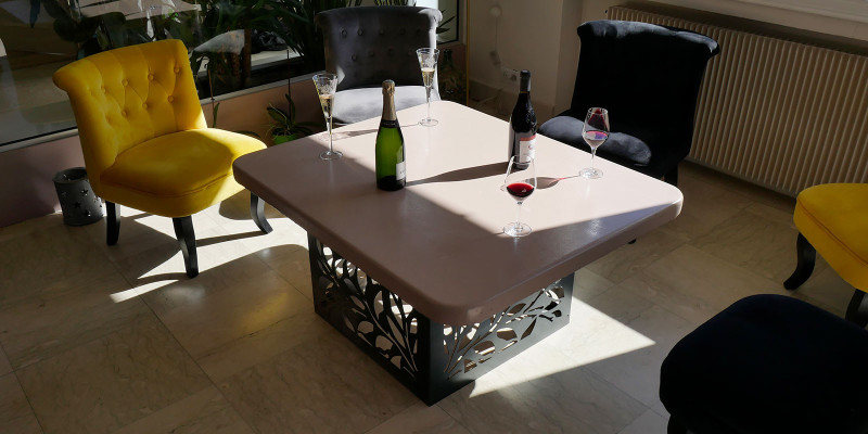 Table de salon béton ciré avec pied découpé au laser noir