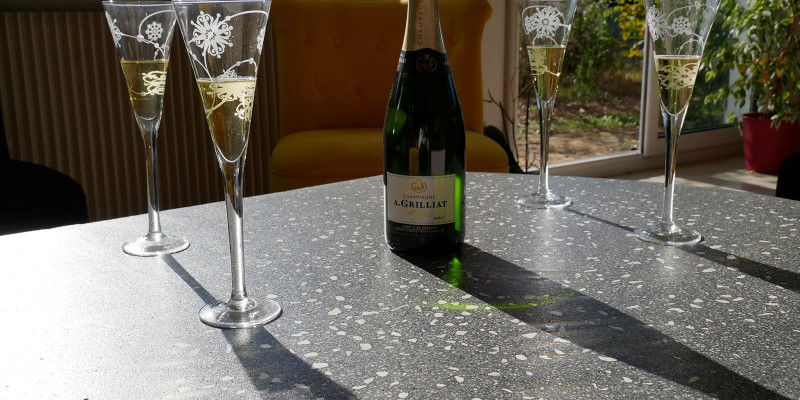 Dessus de table en coulis minéral poli granité noir et blanc