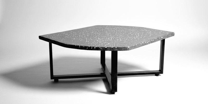 Table en coulis minéral pour l'extérieur de couleur noir granité blanc